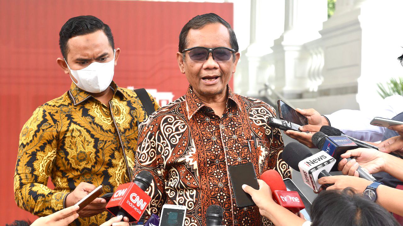 Menko Polhukam Mahfud MD memberikan keterangan pers selepas melapor kepada Presiden Jokowi di Istana Merdeka, Jakarta, Selasa (04/10/2022). (Foto: BPMI Setpres)

