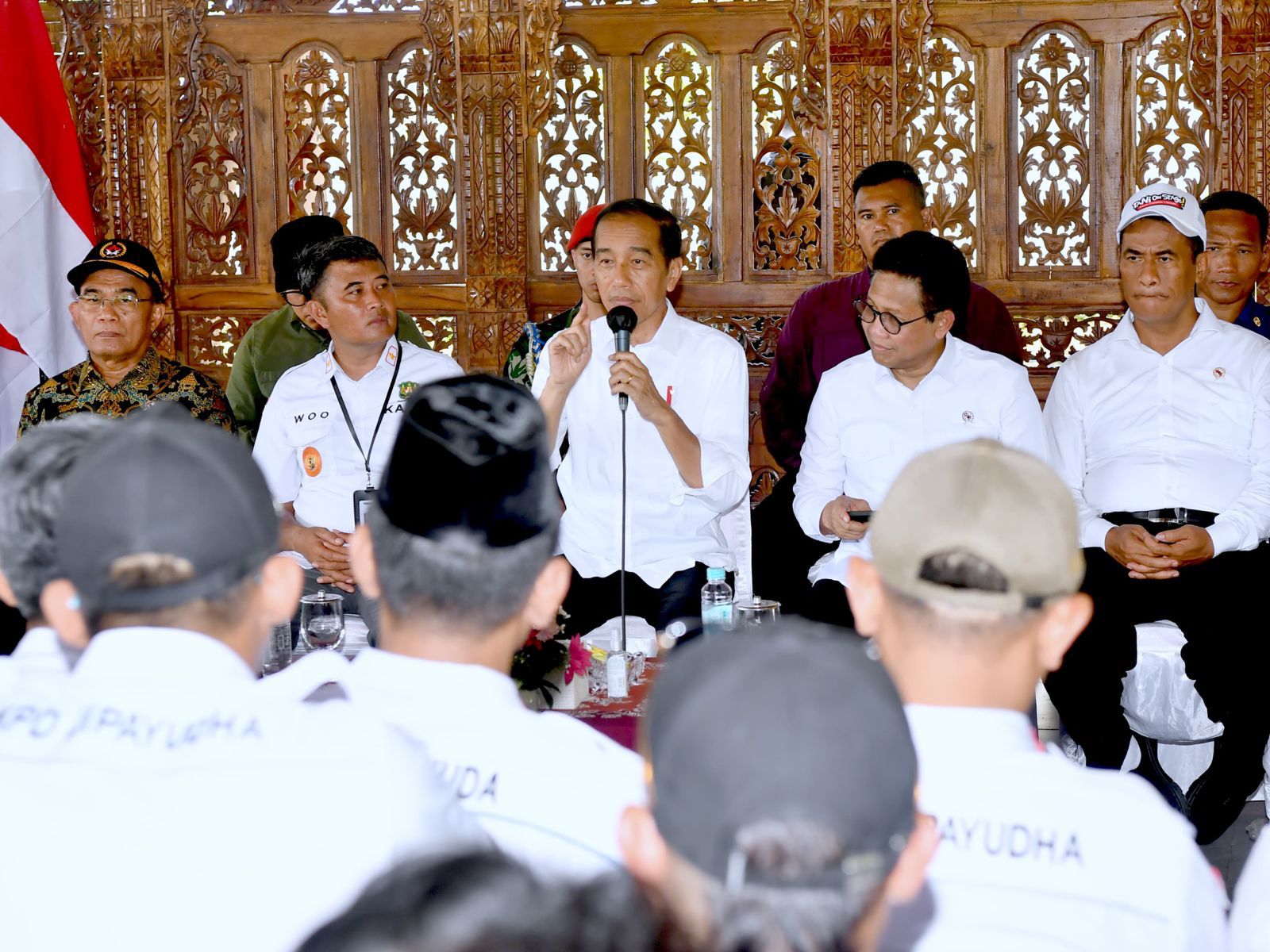 Presiden Jokowi melakukan pertemuan dengan para kepala desa se-Kabupaten Banjarnegara, di Desa Pagak, Kabupaten Banjarnegara, Provinsi Jawa Tengah, Rabu (03/01/2024). (Foto: BPMI Setpres/Rusman)



