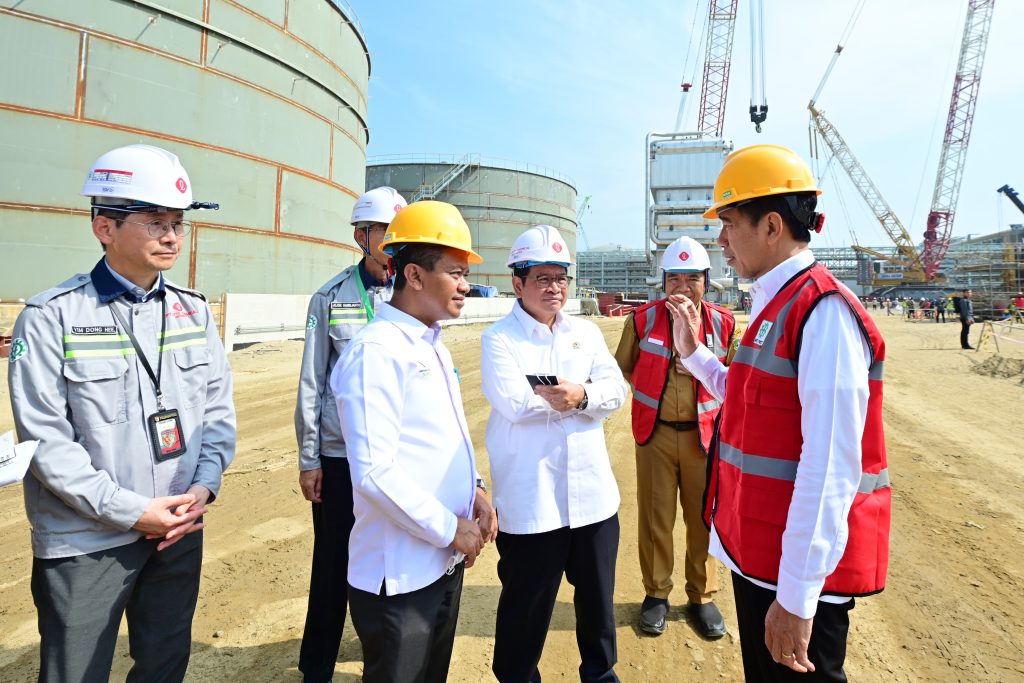 Presiden Joko Widodo meninjau area perengkahan nafta PT Lotte Chemical Indonesia (LCI) di Kota Cilegon, Provinsi Banten, pada Selasa, 12 September 2023. Foto: BPMI Setpres/Muchlis Jr