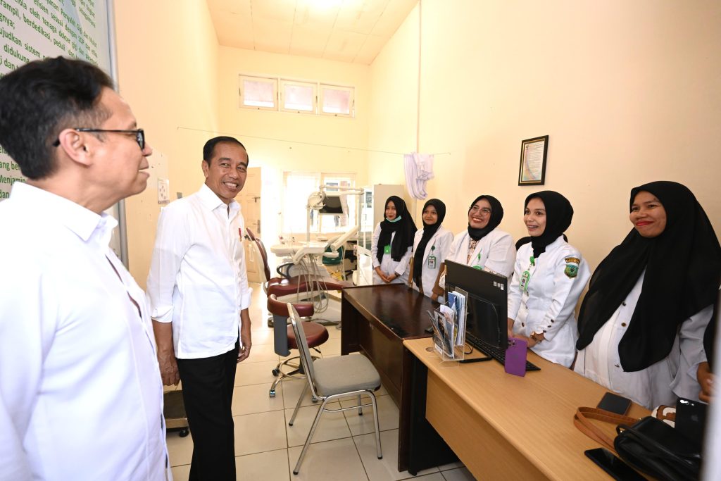 Presiden RI Joko Widodo (Jokowi) meninjau fasilitas dan pelayanan kesehatan di Rumah Sakit Umum Daerah (RSUD) Sibuhuan, Kabupaten Padang Lawas, Sumatera Utara, pada Jumat (15/03/2024).