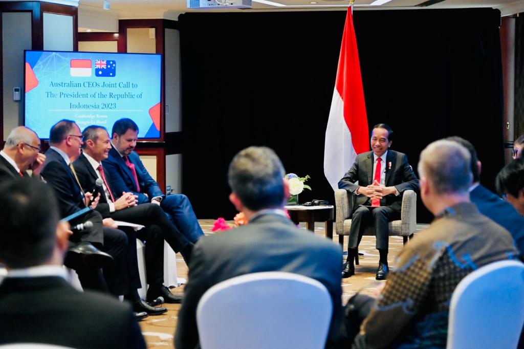 Presiden Jokowi saat melakukan pertemuan dengan para CEO perusahaan-perusahaan Australia di Ruang Pertemuan Cambridge, Hotel Shangri-La, Sydney, Selasa (04/07/2023). (Foto: BPMI Setpres/Laily Rachev)

