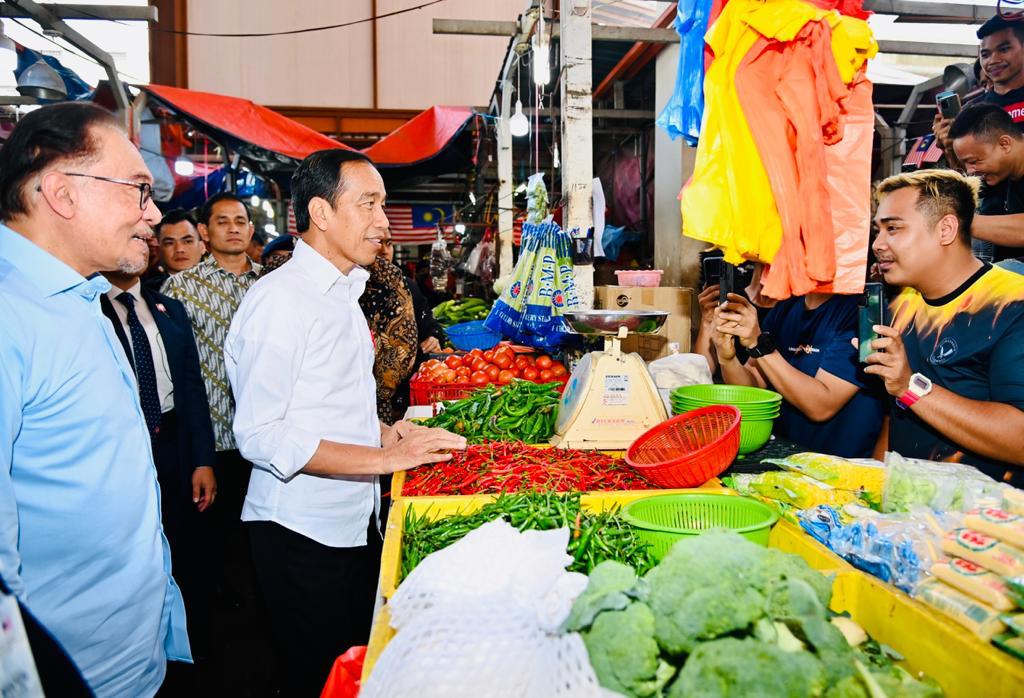 Presiden Jokowi bersama PM Malaysia Anwar Ibrahim saat menyapa pedagang dan penjual di Pasar Chow Kit, Kuala Lumpur, Malaysia, Kamis (08/06/2023) siang. (Foto: BPMI Setpres/Laily Rachev)
