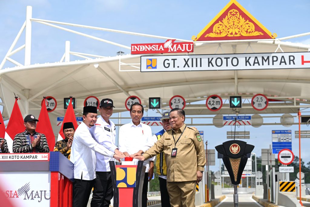 Presiden Jokowi meresmikan Jalan Tol Pekanbaru-Padang ruas Bangkinang-Pangkalan seksi Bangkinang-XIII Koto Kampar dan Pelaksanaan Inpres Jalan Daerah (IJD) di Riau, Jumat (31/05/2024) pagi di Gerbang Tol XIII Koto Kampar, Kabupaten Kampar, Riau. (Foto: BP