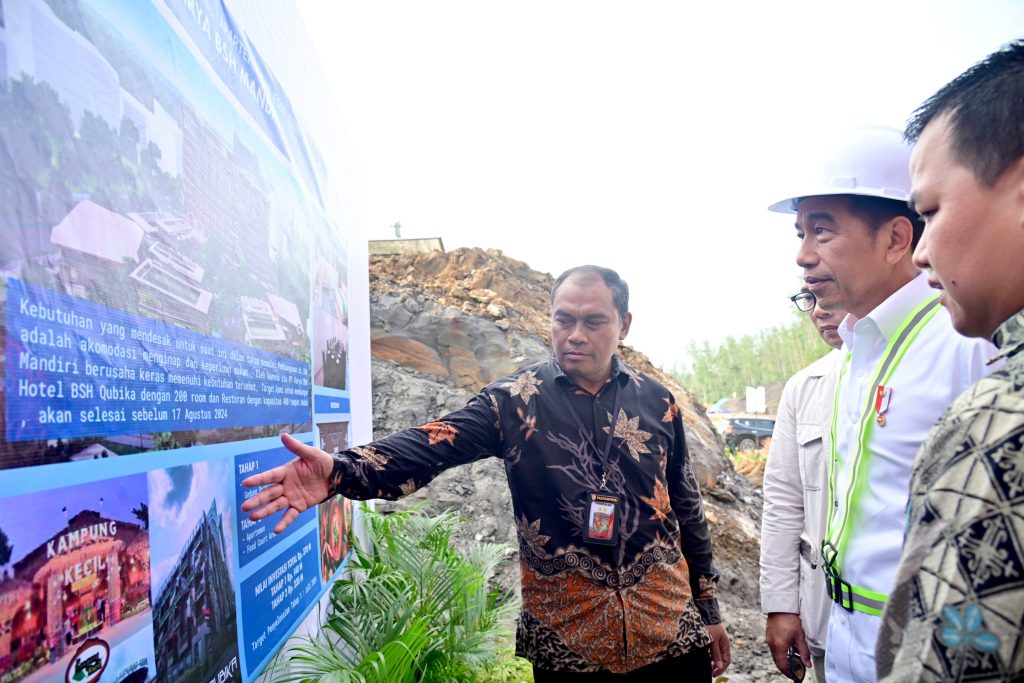Presiden Jokowi groundbreaking pembangunan BSH Hub Community di Kawasan IKN, Kabupaten Penajam Paser Utara, Kalimantan Timur, Kamis (21/12/2023) pagi. (Foto: BPMI Setpres/Muchlis Jr)
