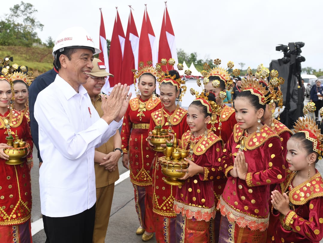 Presiden saat meresmikan jalan tol ruas Bengkulu-Taba Penanjung di Gerbang Tol Bengkulu-Taba Penanjung, Kota Bengkulu, Bengkulu, Kamis (20/07/2023). (Foto: BPMI Setpres/Kris)