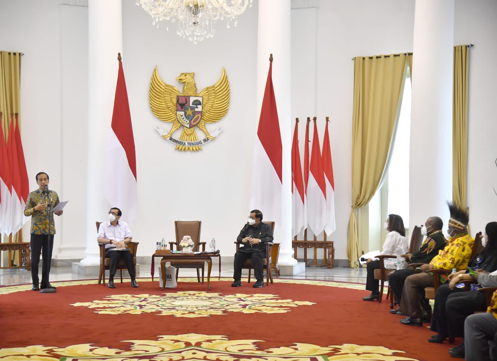 Presiden Jokowi didampingi Sekretaris Kabinet Pramono Anung dan Menteri Hukum dan Hak Asasi Manusia Yasonna Laoly menerima Majelis Rakyat Papua (MRP) dan Majelis Rakyat Papua Barat di Istana Kepresidenan Bogor, pada Jumat (20/05/2022). (Foto: BPMI Setpres