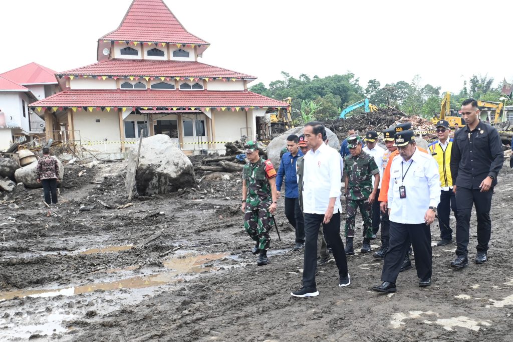 Presiden Jokowi saat meninjau langsung area terdampak bencana longsor dan banjir bandang lahar dingin di Kabupaten Agam, Sumatra Barat, Selasa (21/05/2024). (Foto: BPMI Setpres/Kris)