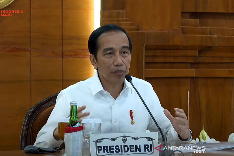 Arsip Foto. Presiden Joko Widodo saat memberikan arahan mengenai penanganan COVID-19 di Gedung Negara Grahadi, Kota Surabaya, Provinsi Jawa Timur, Kamis (25/6/2020). ANTARA/Sekretariat Kabinet
