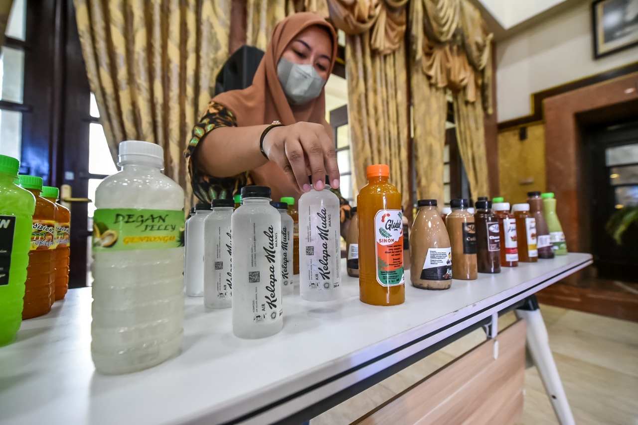  Kota Surabaya punya segudang produk lokal berkualitas yang dihasilkan oleh para pelaku Usaha Mikro Kecil dan Menengah (UMKM), mulai makanan dan minuman (mamin), fashion, aksesoris serta masih banyak lainnya. Kurang lebih, UMKM binaan Pemerintah Kota (Pem