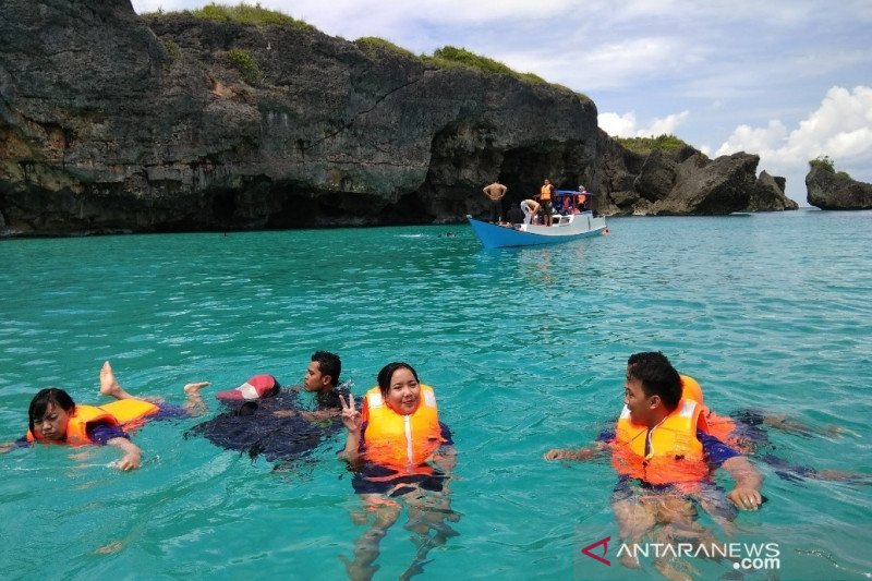 Ilustrasi salah satu pulau tak berpenghuni yang menjadi objek wisata di Kabupaten Kepulauan Selayar. ANTARA Foto/ Suriani Mappong
