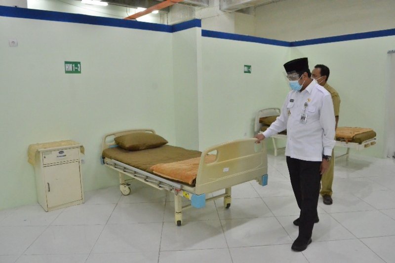 Wakil Bupati Gresik Mohammad Qosim saat meninjau Stadion Gelora Joko Samudro yang bakal ditempati sebagai pondok rehabiliasi dan observasi Pasien COVID-19 di Gresik, Senin (20/7) (ANTARA/Ist)