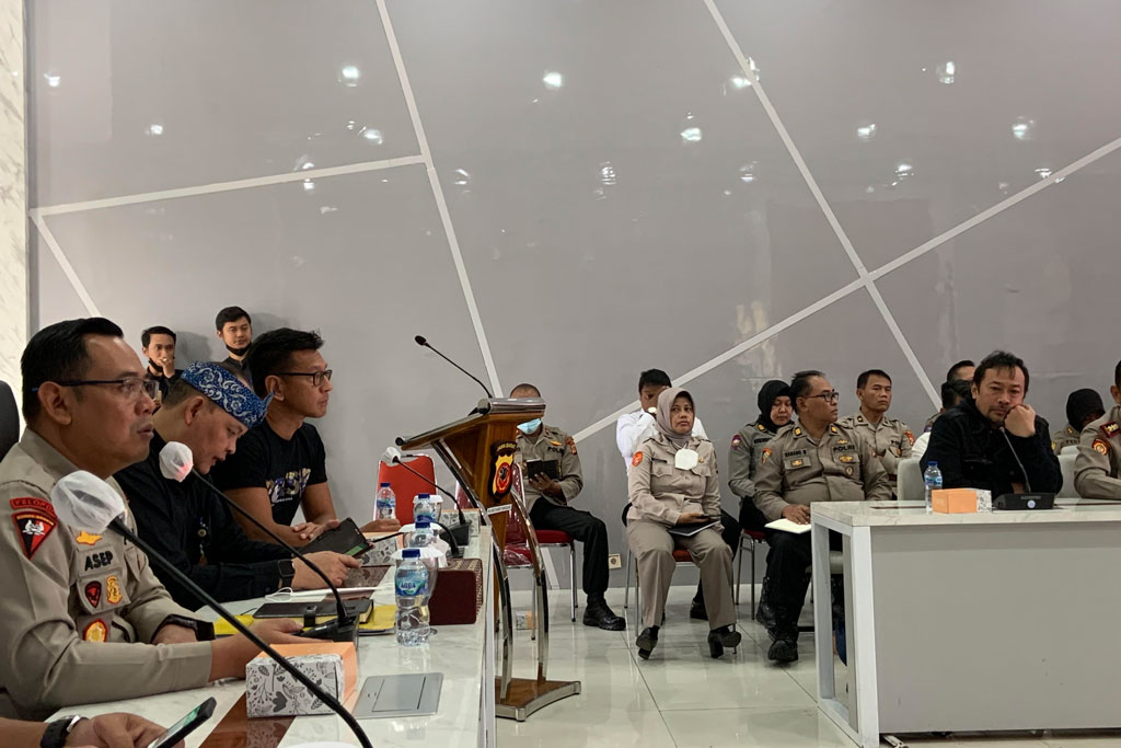 Polrestabes Bandung dan Panitia Pelaksana PERSIB saat Rapat Koordinasi Pengamanan Pertandingan Liga 1 di Mapolrestabes Bandung, Kamis 5 Januari 2023