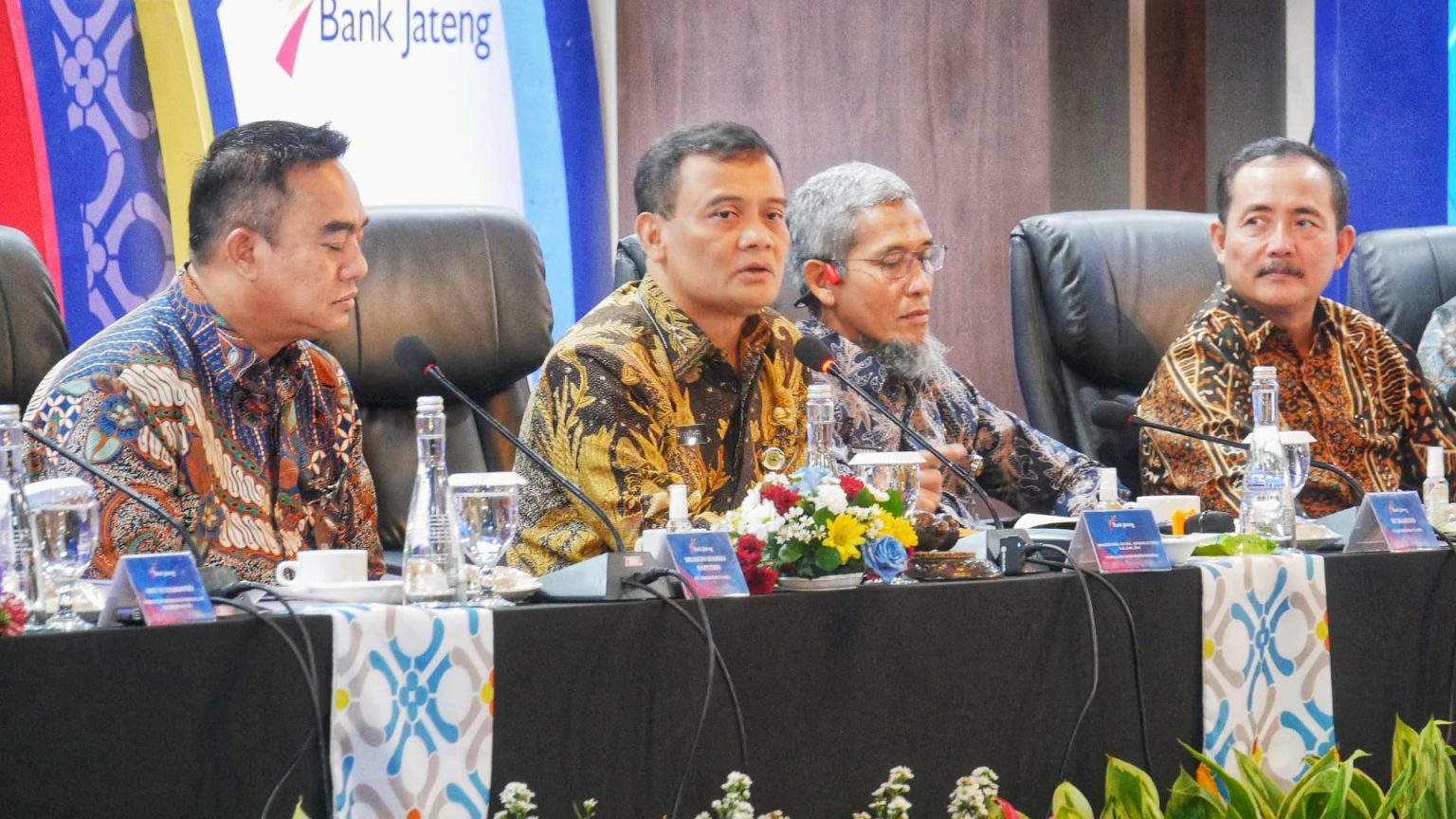 Gubernur Jawa Tengah Ahmad Luthfi memimpin Rapat Umum Pemegang Saham (RUPS) Luar Biasa PT BPD Jateng, di Kantor Pusat Bank Jateng, Jalan Pemuda, Kota Semarang, Kamis (17/4/2025). 