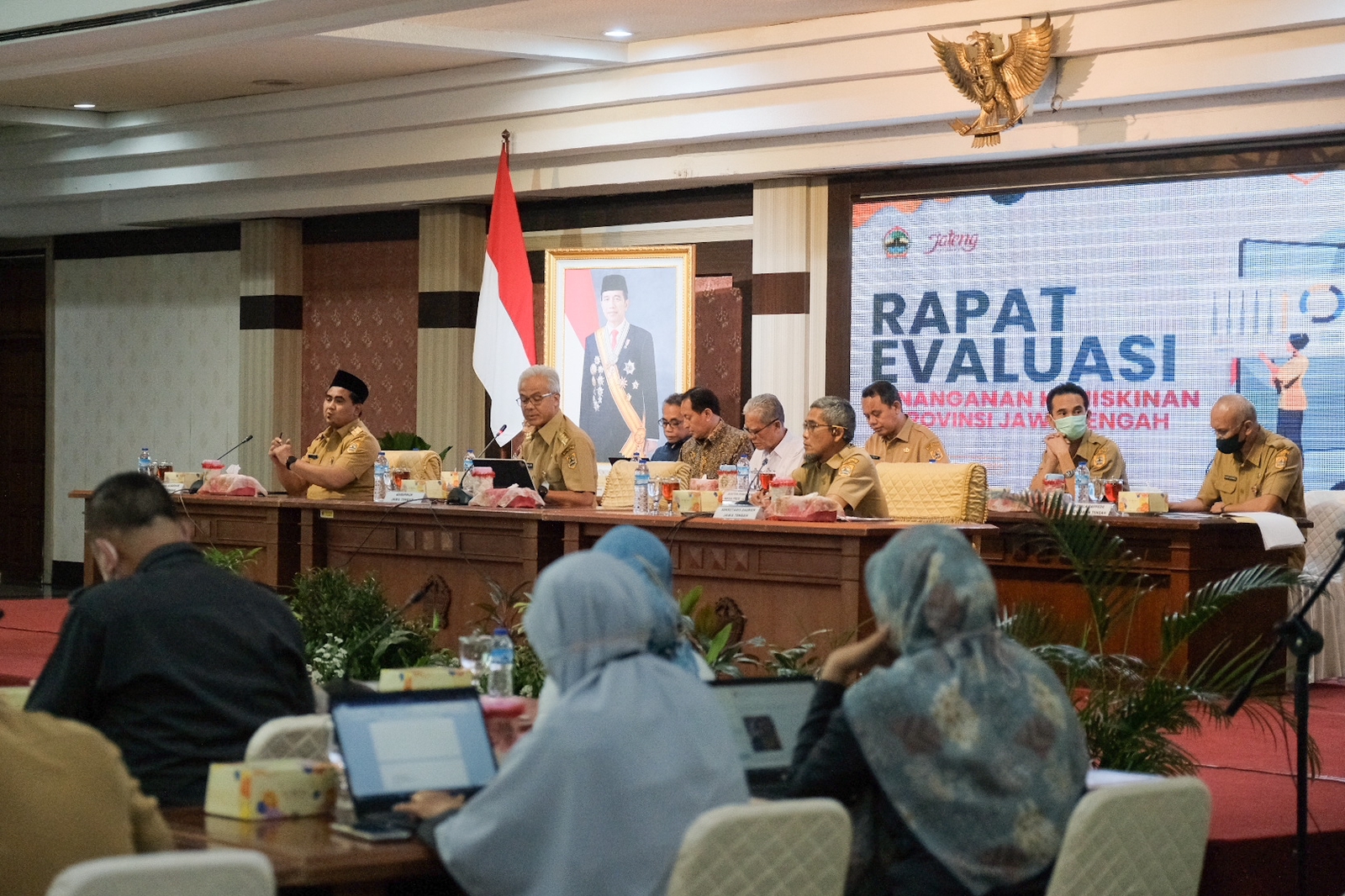 Gubernur Jawa Tengah Ganjar Pranowo saat memimpin Rapat Koordinasi Evaluasi Penanganan Kemiskinan Jawa Tengah, di Grhadhika Bhakti Praja, Senin (13/2/2023).