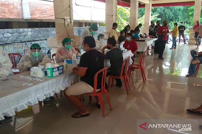 Para petugas KPPS yang sedang mengikuti rapid test di RSUD Wangaya (Antaranews Bali/HO-KPU Denpasar/2020)