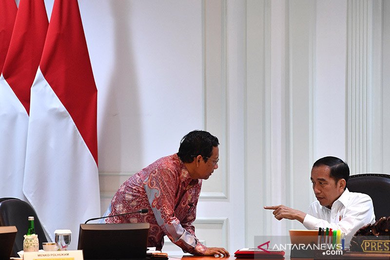 Presiden Joko Widodo berbincang dengan Menko Polhukam Mahfud MD sebelum memimpin rapat kabinet terbatas di Kantor Presiden, Jakarta, Rabu (12/2/2020). ANTARA FOTO/Sigid Kurniawan/wsj/aa.