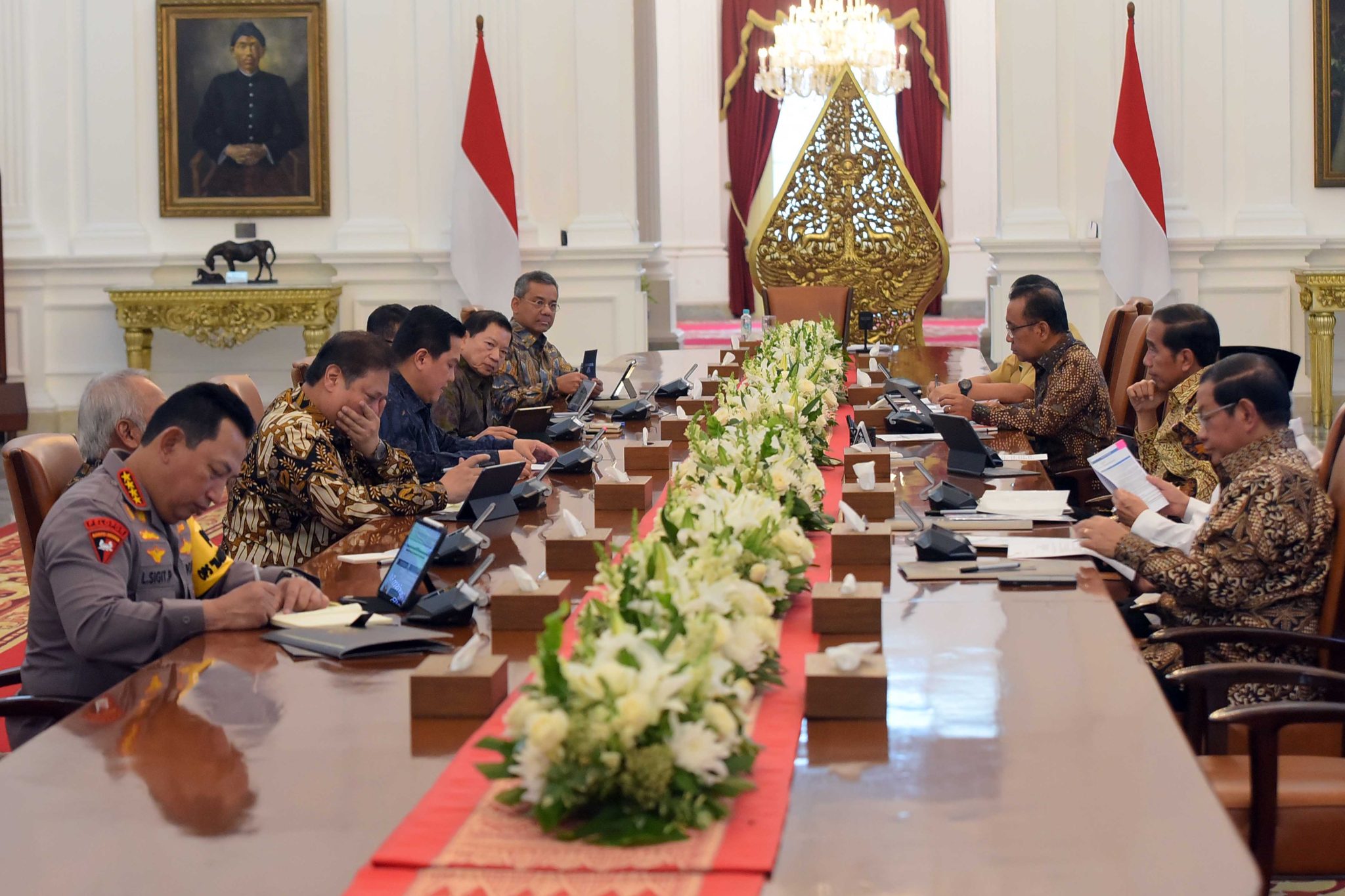 Presiden Jokowi memimpin Ratas mengenai Agenda Tahunan Pariwisata dan Pembentukan Tourism Fund, Senin (4/12/2023) di Istana Merdeka, Jakarta. (Foto: Humas Setkab/Rahmat)
