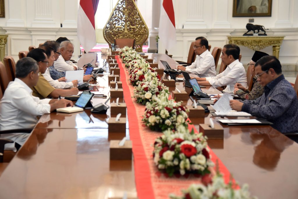 Presiden Jokowi memimpin ratas mengenai SPAM, di Istana Merdeka, Jakarta, Senin (23/10/2023). (Foto: Humas Setkab/Rahmat)
