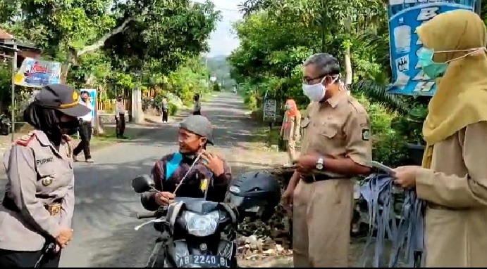 Razia masker, yang tidak memakai, hukumannya baca Pancasila (Foto: HMP/Daru)
