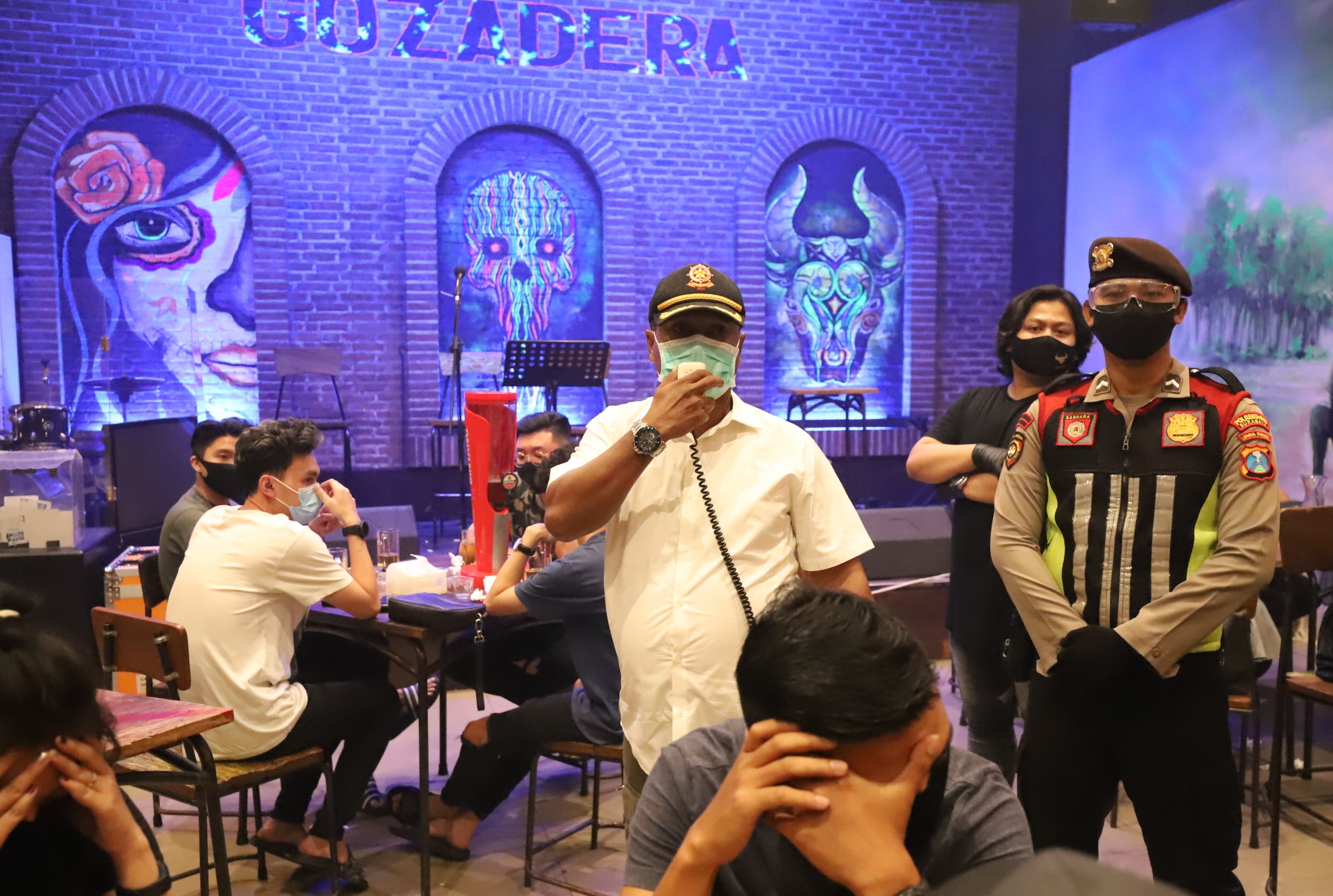 Gabungan Pol PP dan Polisi sidak RHU di Surabaya (Foto:HMP/Anton)

