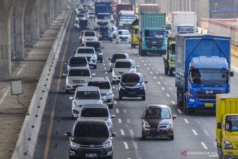 Ilustrasi: Sejumlah kendaraan melintasi Tol Jakarta-Cikampek (Japek) di Jatimulya, Kabupaten Bekasi, Jawa Barat. ANTARA FOTO/ Fakhri Hermansyah/foc.

