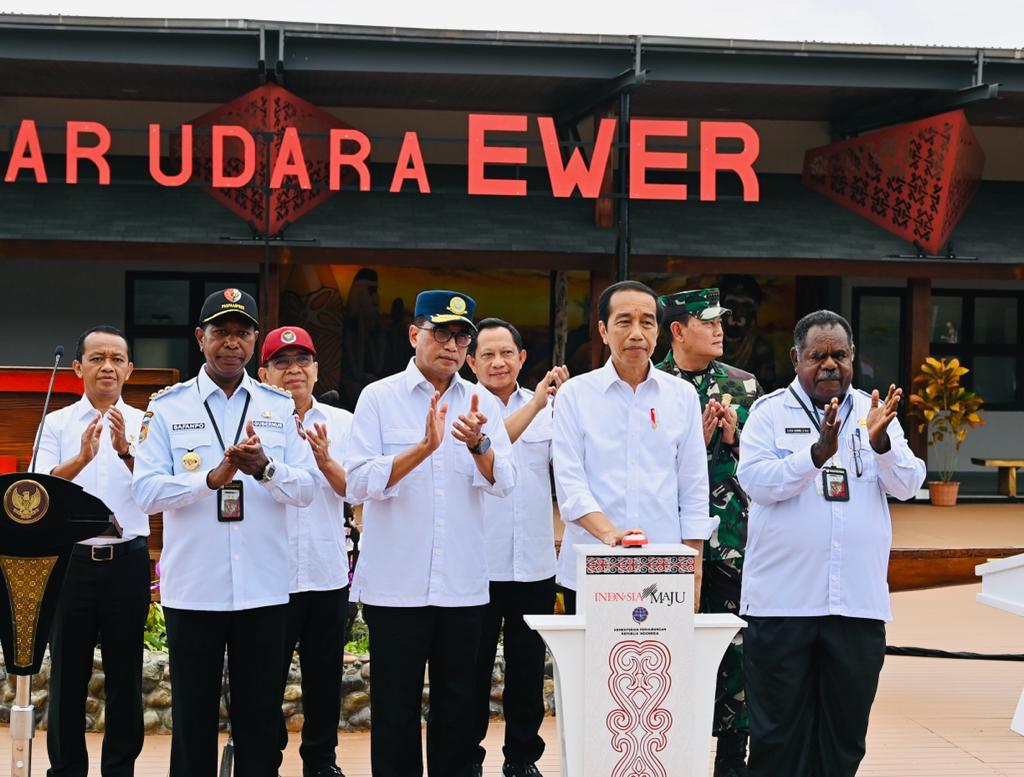 Presiden Jokowi saat meresmikan Pengembangan Bandar Udara (Bandara) Ewer, Kamis (06/07/2023) pagi. (Foto: BPMI Setpres/Laily Rachev)

