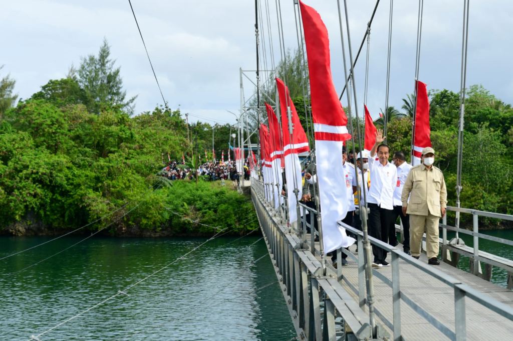 Presiden Jokowi saat meninjauJembatan Gantung Wear Fair, di Kabupaten Maluku Tenggara, Provinsi Maluku, pada Rabu (14/09/2022). (Foto: BPMI Setpres/Muchlis Jr)