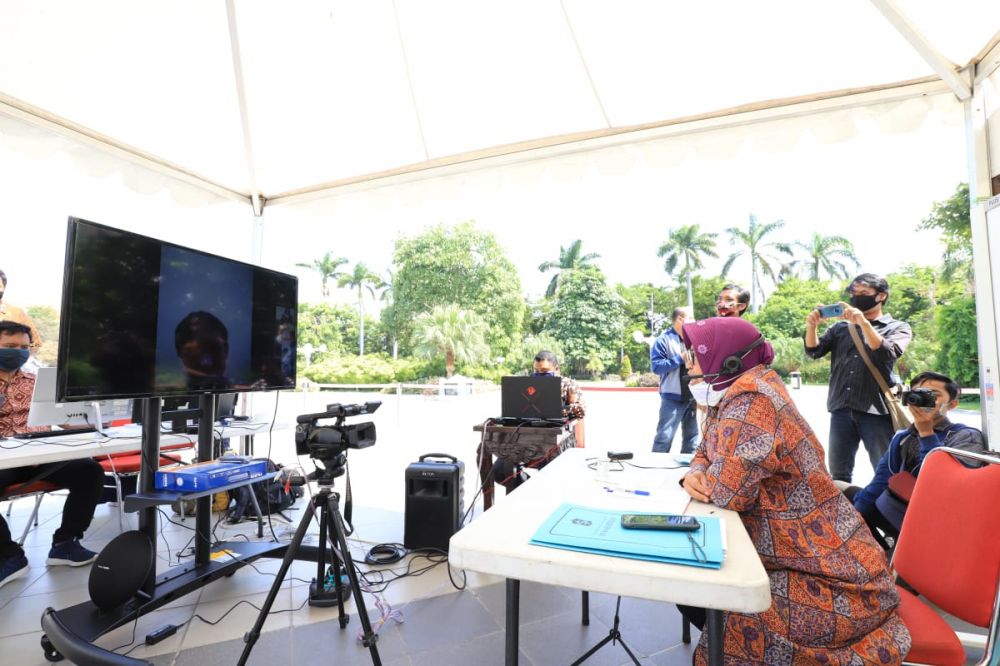 “Halo sayangku semuanya...haloo,” salam Risma lewat teleconference yang diikuti ribuan pelajar di Surabaya. 