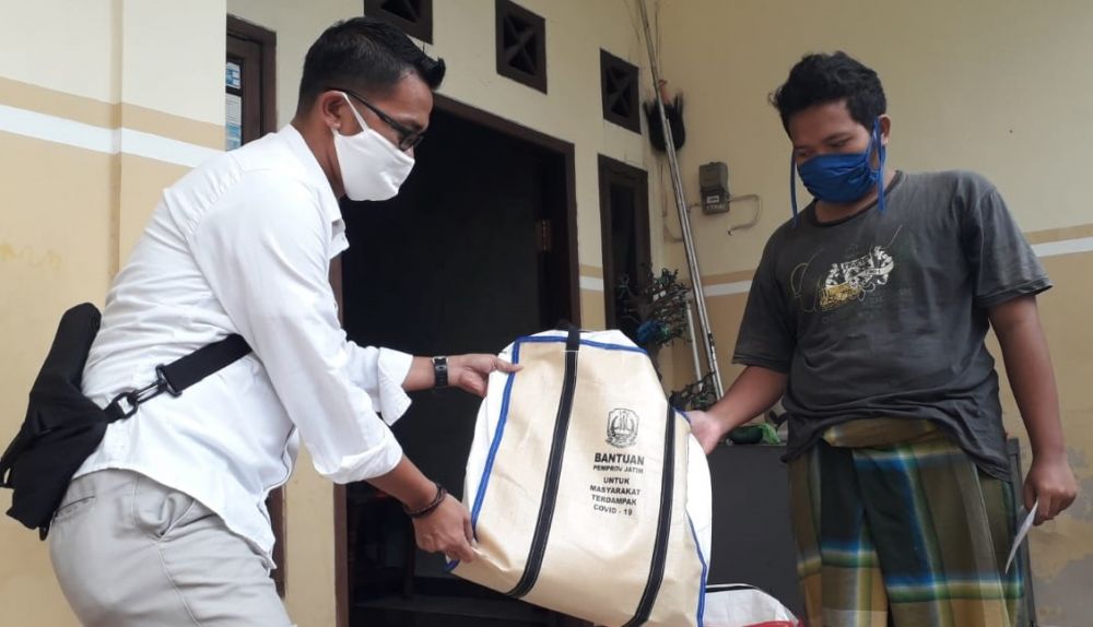 Trisnadi utusan Gubernur Jatim Khofifah, berikan bantuan untuk Akbar dan Fariz (Foto: HMP/Om Pras)