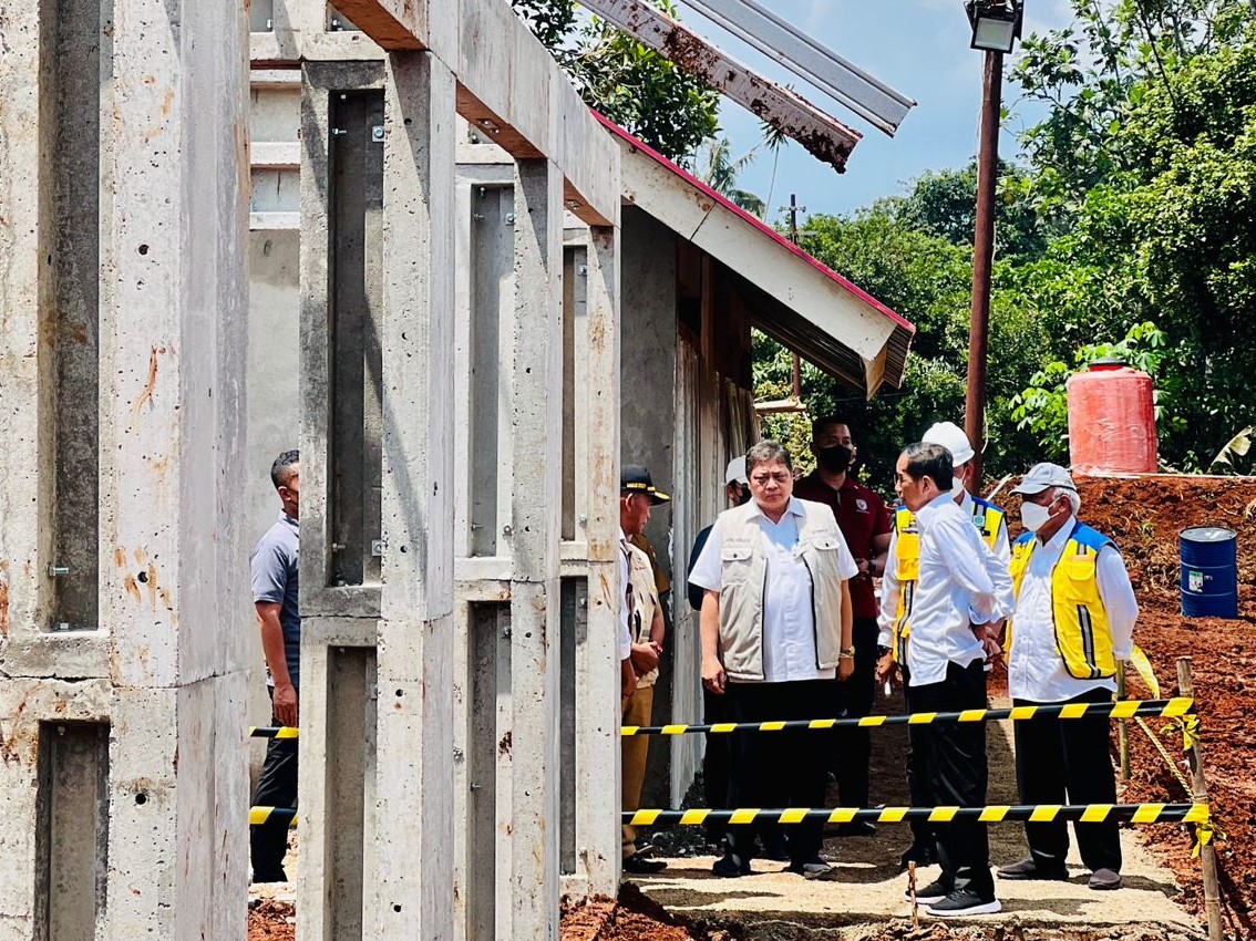 Presiden Jokowi saat meninjau progres pembangunan rumah tahan gempa di Desa Sirnagalih, Kecamatan Cilaku, Kabupaten Cianjur, pada Senin (05/12/2022).  (Foto: BPMI Setpres/Laily Rachev)

