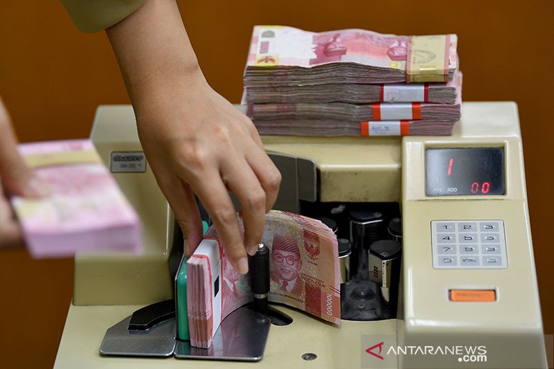 Ilustrasi: Karyawan menghitung mata uang rupiah di gerai penukaran mata uang asing di Jakarta Pusat. ANTARA FOTO/Sigid Kurniawan./aww. (ANTARA FOTO/SIGID KURNIAWAN)

KOMENTAR