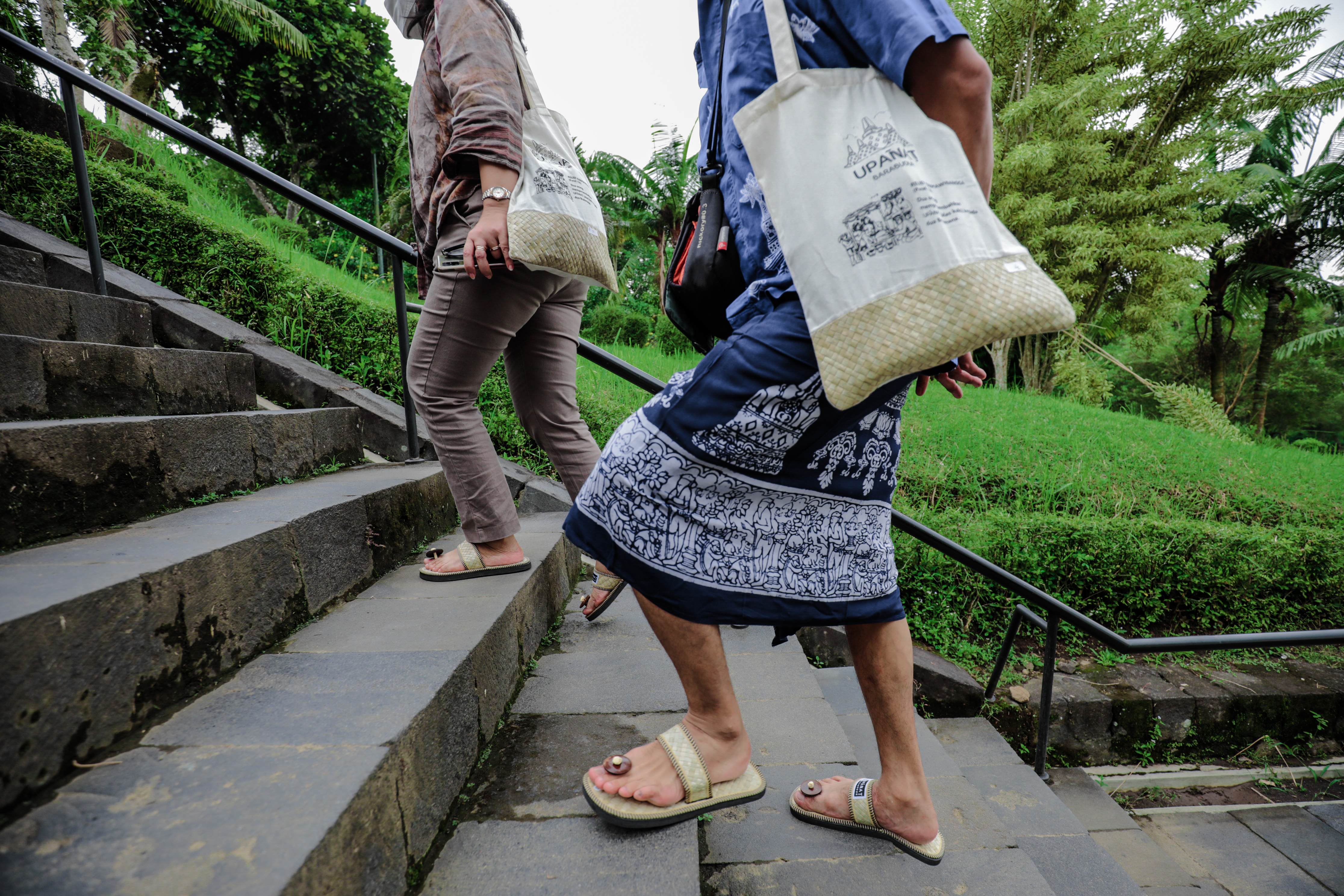 peserta Kajian Lapangan Tertutup Naik Monumen Candi Borobudur menggunakan sandal upanat untuk naik ke candi, sebagai perlindungan terhadap bangunan fisik candi.