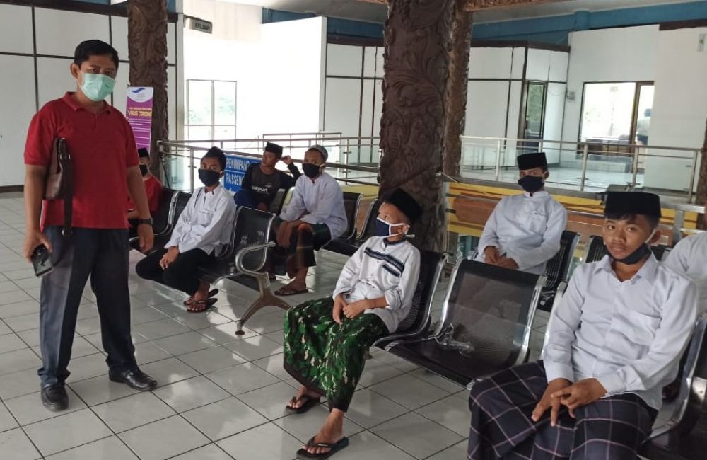 PULANG KAMPUNG: Para Santri Pondok Blok Agung Banyuwangi sesaat sebelum menjalani rapid tes oleh Satgas Covid-19 di Pelabuhan Gilimanuk Jembrana Bali Minggu (5/4). Foto: HMP/ide. 