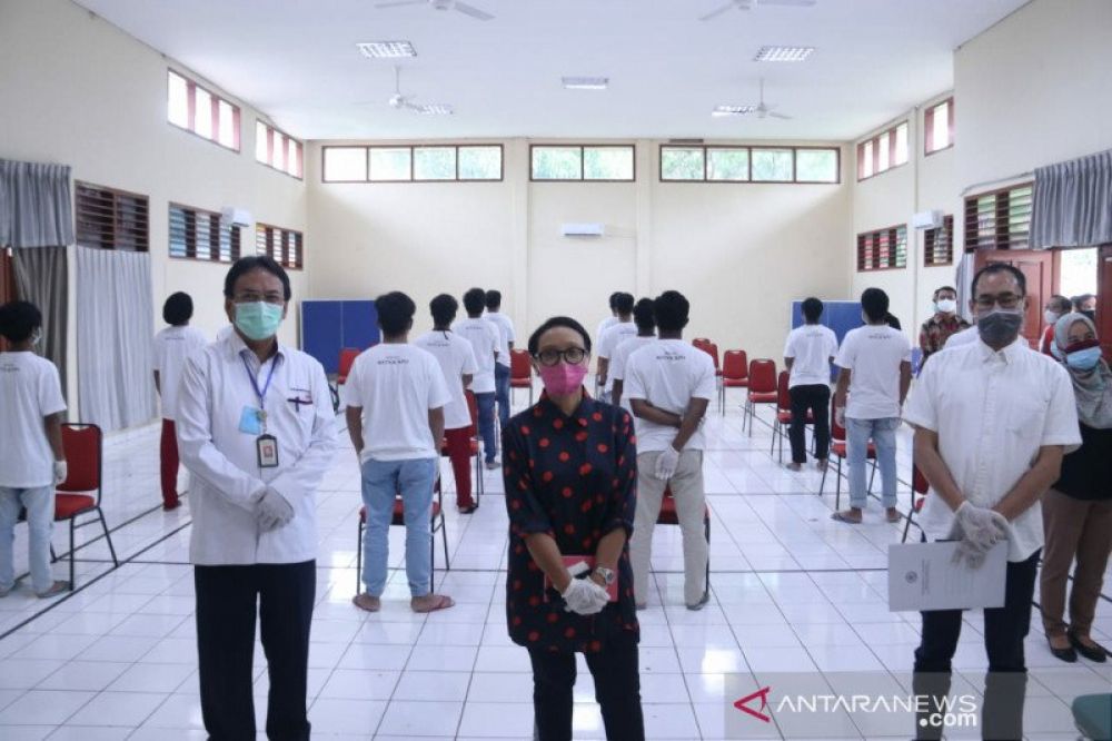 Menteri Luar Negeri Retno Marsudi (tengah) didampingi Dirjen Rehabilitasi Sosial Kemensos Harry Hikmat (kiri) saat meninjau kondisi ABK WNI yang ditampung di RPTC Bambu Apus, Jakarta, Minggu (10/5/2020) (ANTARA/HO-Humas Rehsos)