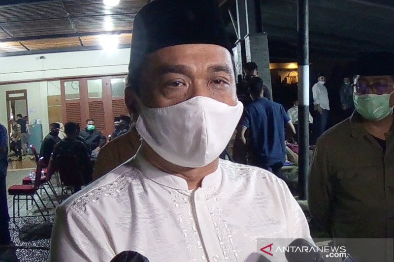 Wakil Gubernur DKI Jakarta Ahmad Riza Patria di Puri Cikeas Kecamatan Gunungputri, Kabupaten Bogor, Jawa Barat, Sabtu (13-6-2020) malam. ANTARA/M. Fikri Setiawan)

