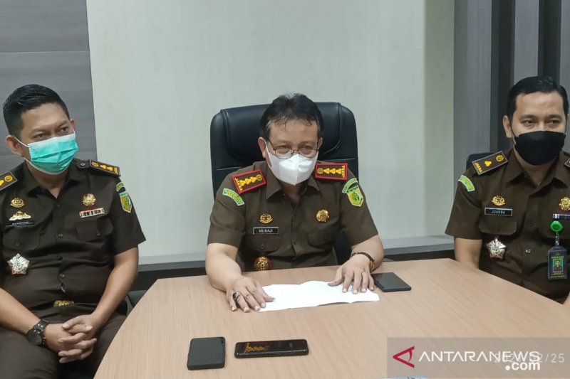 Kepala Kejari Kabupaten Bogor, Munaji (tengah) saat konferensi pers di kantornya, Cibinong, Kabupaten Bogor, Jawa Barat, Kamis (25/2/2021). (ANTARA/M Fikri Setiawan)

