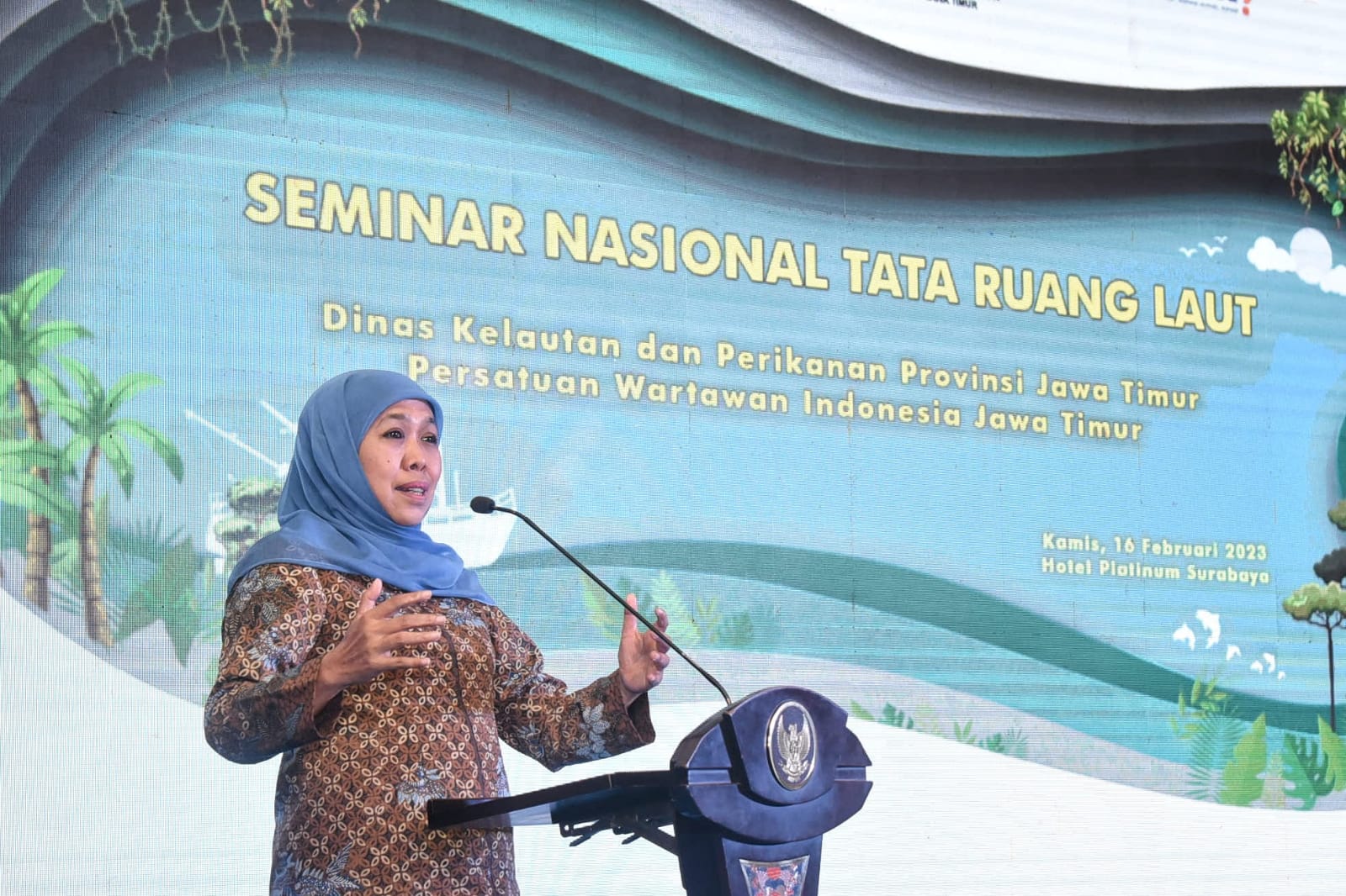 Gubernur Khofifah saat penutupan Seminar Nasional Pemanfaatan Ruang Pesisir dan Laut Provinsi Jatim di Hotel Platinum Surabaya, Kamis (16/2) sore.