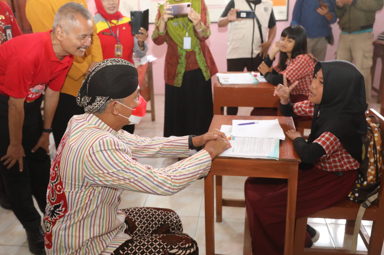 Gubernur Jawa Tengah Ganjar Pranowo mengunjungi SDN 3 Sugihan, Kecamatan Tengaran, Kabupaten Semarang, Kamis (20/10/2022).