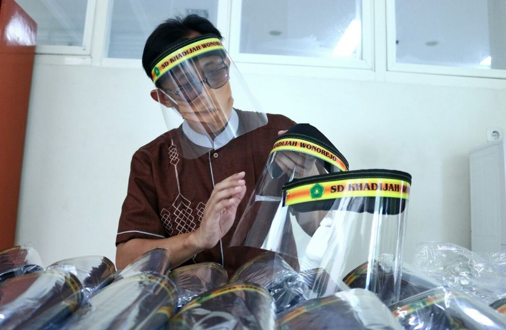 Sekolah Dasar (SD) Khadijah Wonorejo siapkan APD sambut New Normal (Foto: HMP/Firdaus Zulfikar)