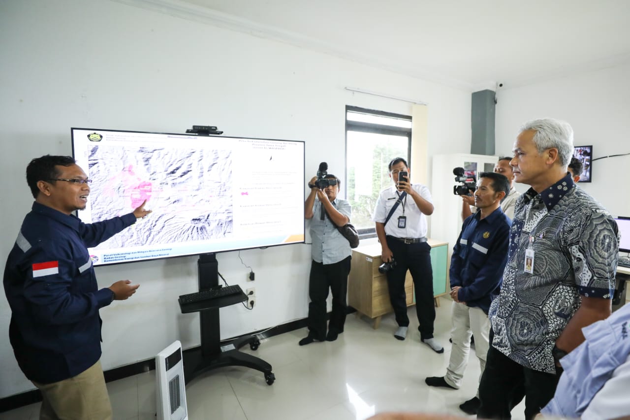 Gubernur Jawa Tengah Ganjar Pranowo saat di  Pos Pusat Vulkanologi dan Mitigasi Bencana Dieng, Kabupaten Banjarnegara, Rabu (1/2/2023).
  