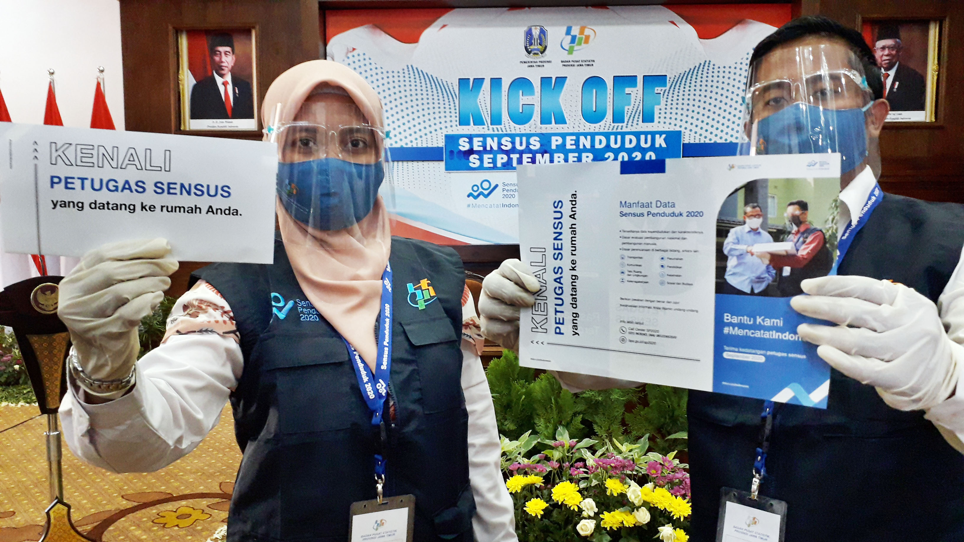 KENALI PETUGAS SENSUS - Dua orang petugas berpose saat pemotretan pada acara Kick Off Sensus Penduduk September 2020 di Gedung Negara Grahadi, Surabaya, Senin (31/8}. 
FOTO :  OM PRASS