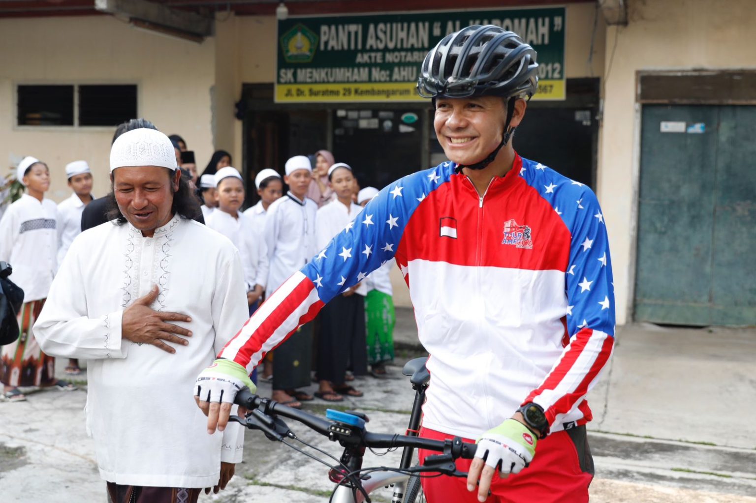 Gubernur Jawa Tengah Ganjar Pranowo, ngabuburit dengan bersepeda menyambangi panti asuhan Al Karomah di Kelurahan Kembangarum, Kecamatan Semarang Barat, Kamis (23/3/2023) sore.
 