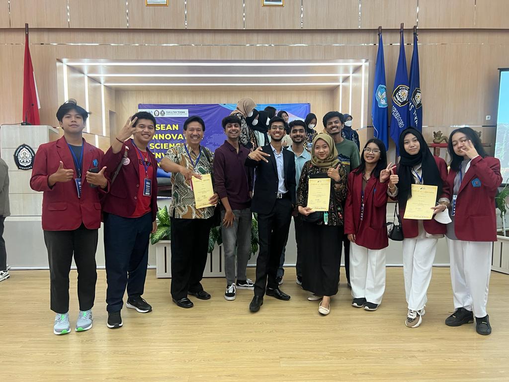 siswa SMAN 10 Surabaya sukses meraih tiga Gold Medal di dua bidang lomba yakni kategori Innovative Science and Environmental Science. di ajang ASEAN Innovative Science Enviromental and Entrepeneur Fair (AISEEF) yang digelar Indonesian Young Scientist Asso