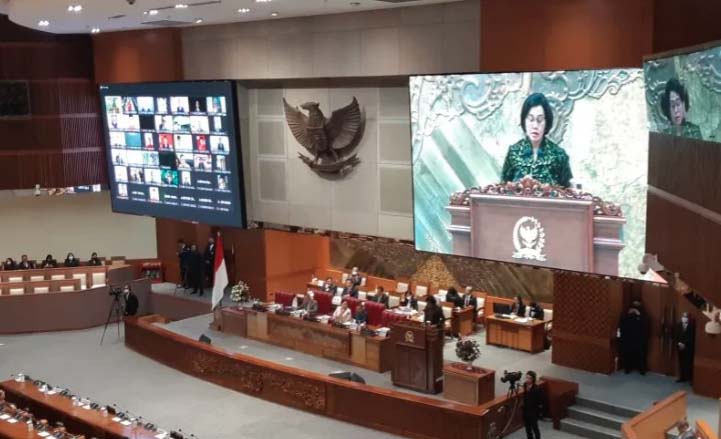 Menteri Keuangan RI Sri Mulyani Indrawati dalam Rapat Paripurna DPR RI saat menyampaikan Kerangka Ekonomi Makro dan Pokok-Pokok Kebijakan Fiskan (KEM PPKF) Rancangan Anggaran Pendapatan dan Belanja Negara (RAPBN) Tahun 2024 di Jakarta, Jumat (19/5/2023). 