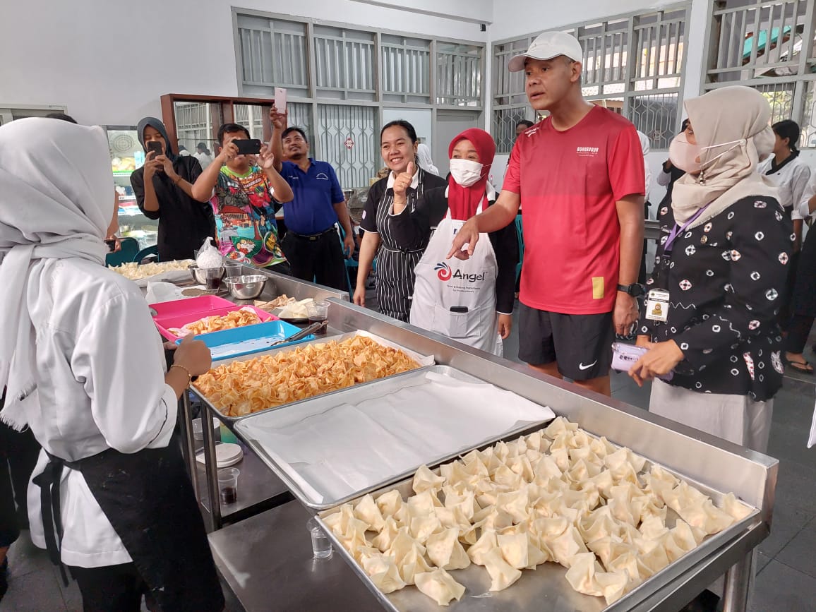 Gubernur Jawa Tengah Ganjar Pranowo mengunjungi sejumlah Sekolah Menengah Kejuruan Negeri (SMKN) saat berolahraga di Kota Surakarta, Rabu (1/3/2023)
