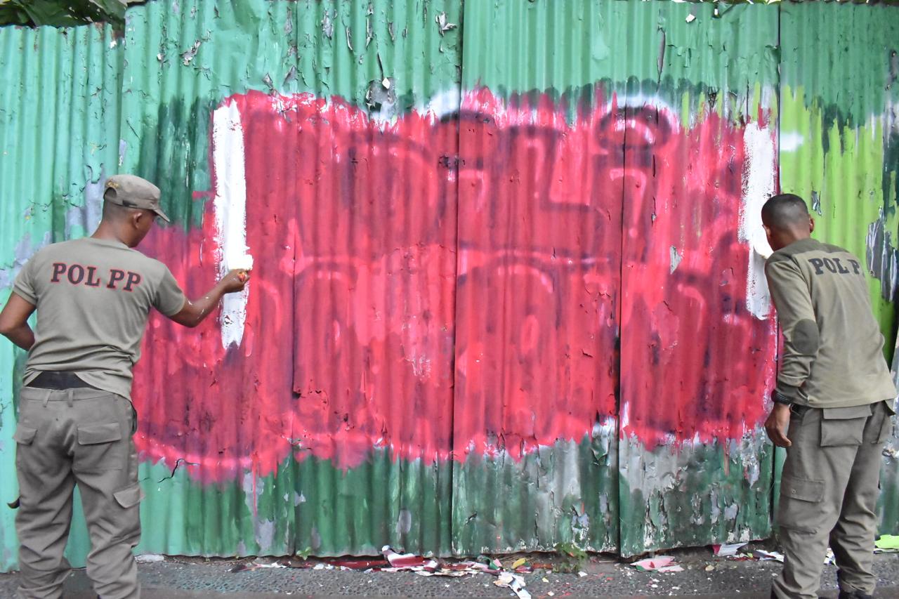 Vandalisme 'Adili Jokowi' Muncul di Surabaya, Satpol PP Bergerak Cepat