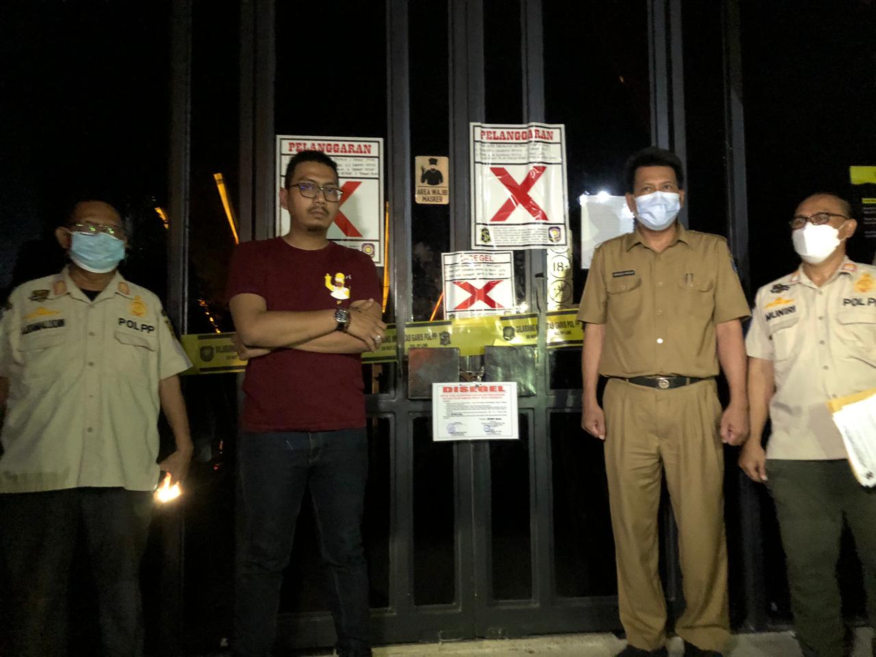 Pemerintah Kota (Pemkot) Surabaya melalui Satuan Polisi Pamong Praja (Satpol PP) telah membekukan sementara izin operasional Holywings di Surabaya