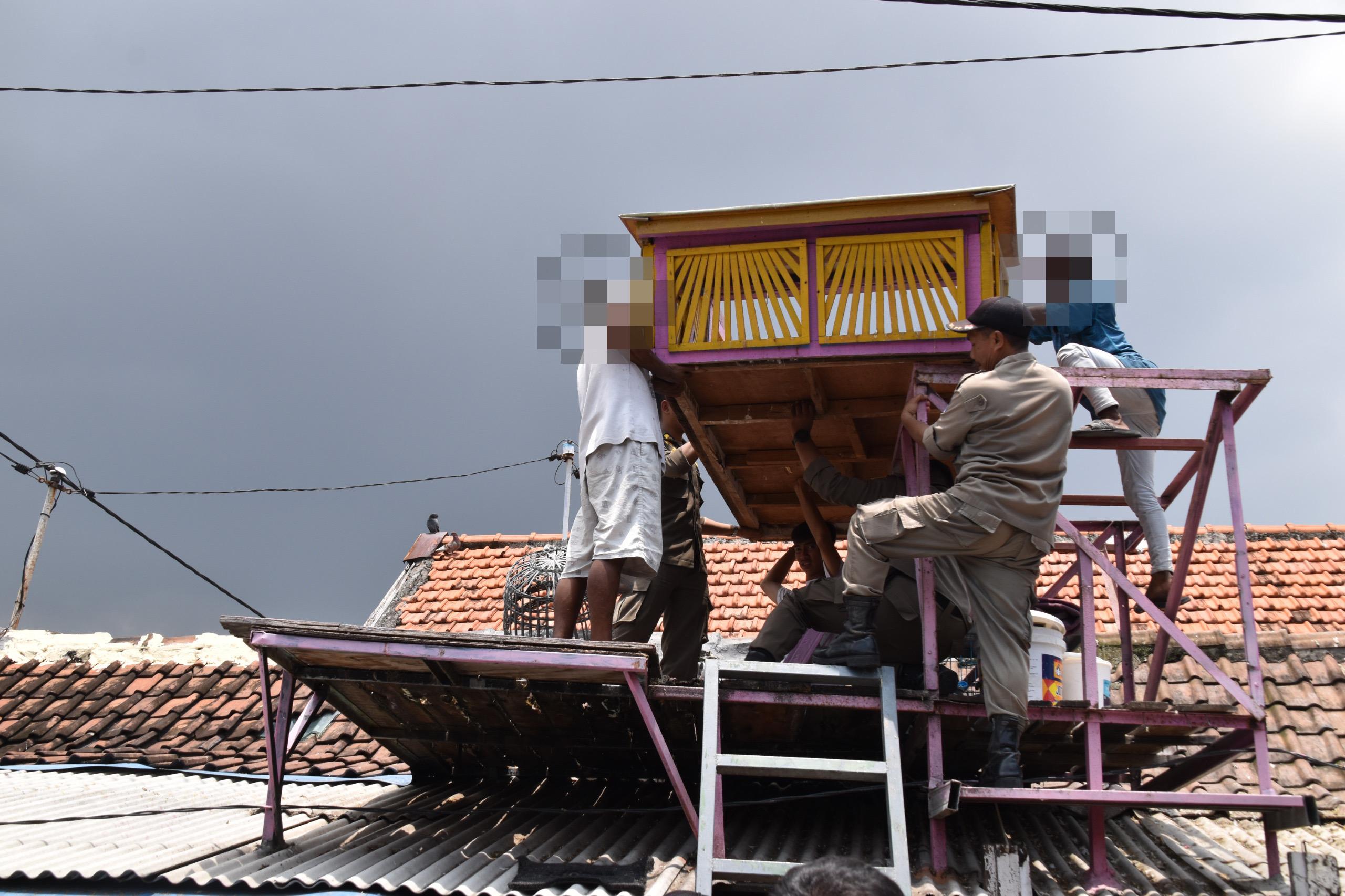Satpol PP Surabaya Bongkar Bekupon di Gubeng Masjid, Cegah Perjudian di Perkampungan