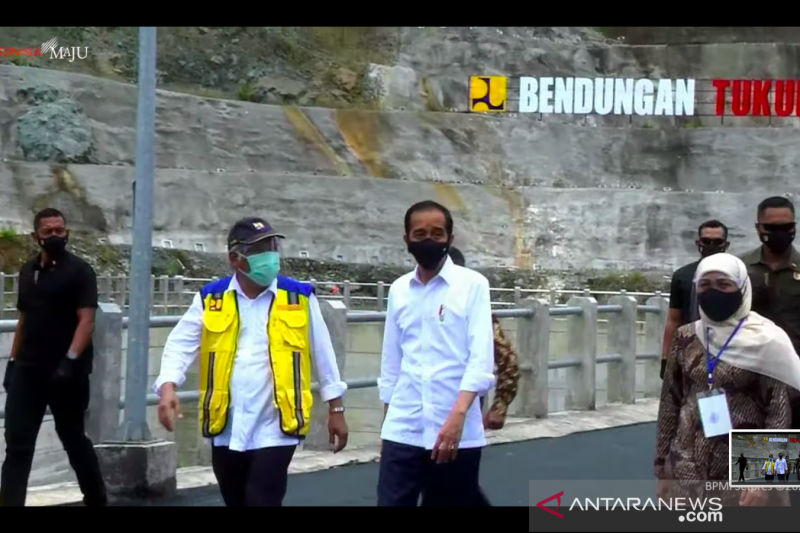 Tangkapan Layar Presiden RI Joko Widodo (Jokowi) saat peresmian Bendungan Tukul di Pacitan, Jawa Timur (Jatim), Minggu (14/2/2021). ANTARA/HO-Youtube Sekretariat Presiden.

