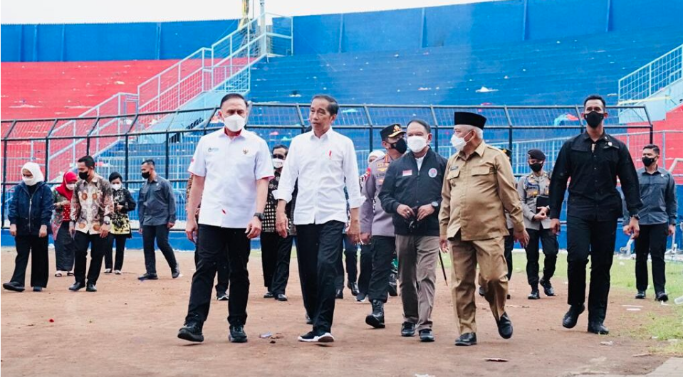 presiden Joko Widodo bersama Ibu Iriana Joko Widodo meninjau kondisi Stadion Kanjuruhan pascatragedi sepakbola